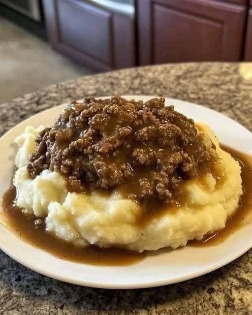 Ground Beef Gravy over Mashed Potatoes 582112237_873735988339584_3460899389780743829_n
