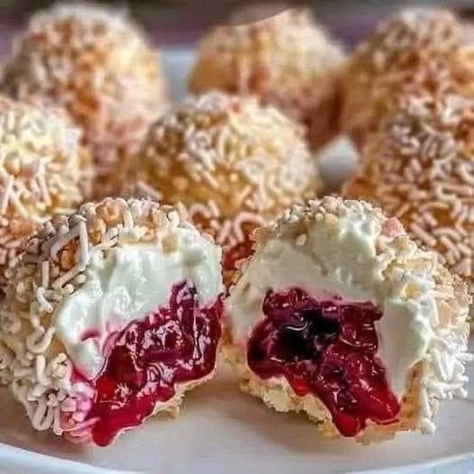 Cream Cheese and Berry-Filled Truffles 634425878_5224292961129912_5052187280677498399_n