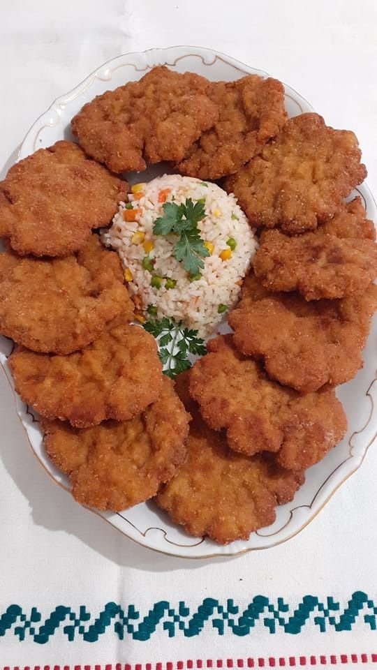Rántott Hús (Hungarian Fried Meat / Schnitzel) 69714618d50203d83da9cc700e9900f7