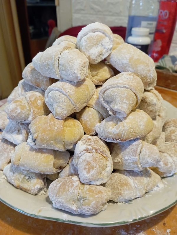 Hungarian Hókifli (Christmas Walnut Crescent Cookies) 7be98895910fe5d58270a4b04ab47174